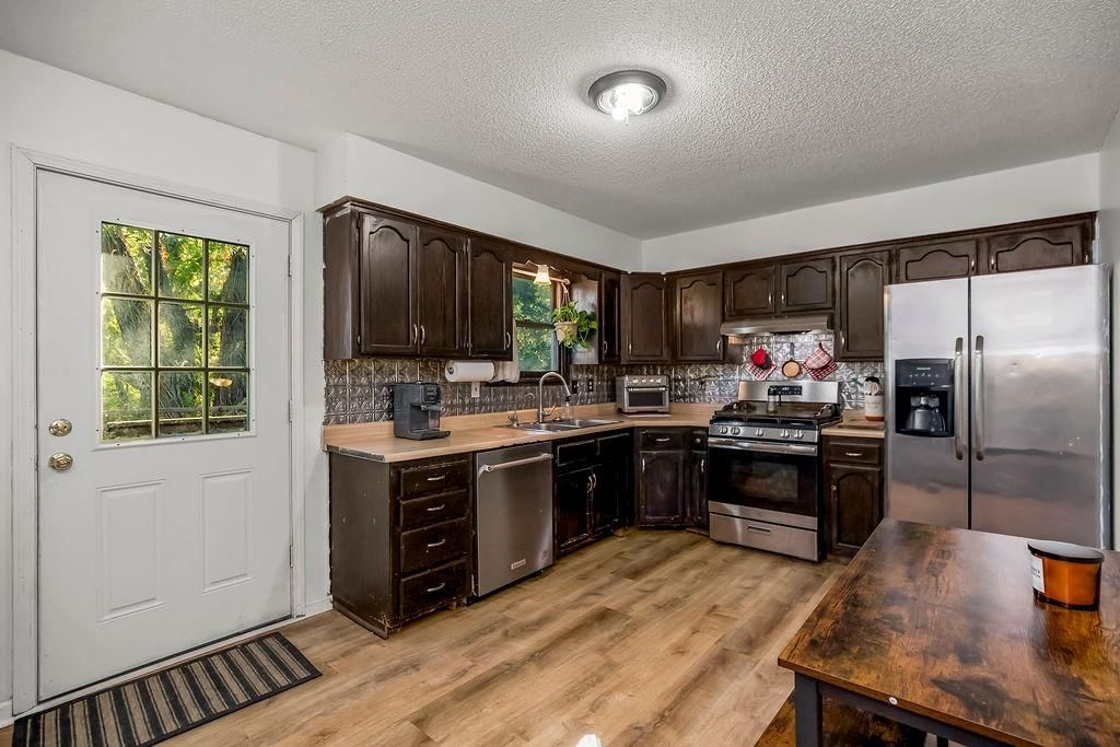 Photo 6 of 30 - 205 Pleasant Street