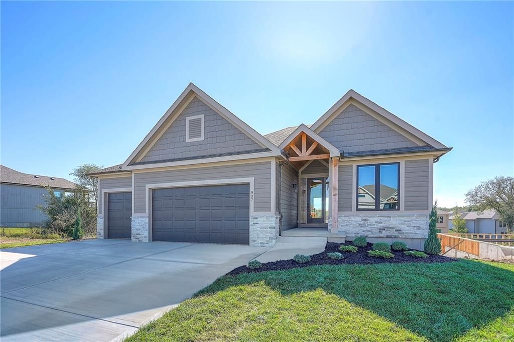 907 Savannah Lane, Greenwood, MO