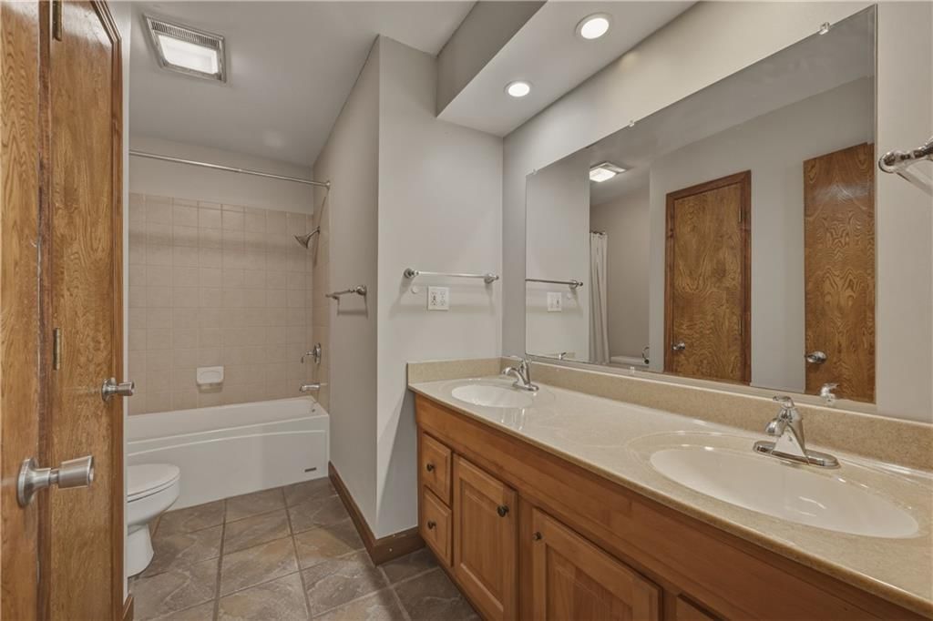 727 N Leonard Street — photo 15