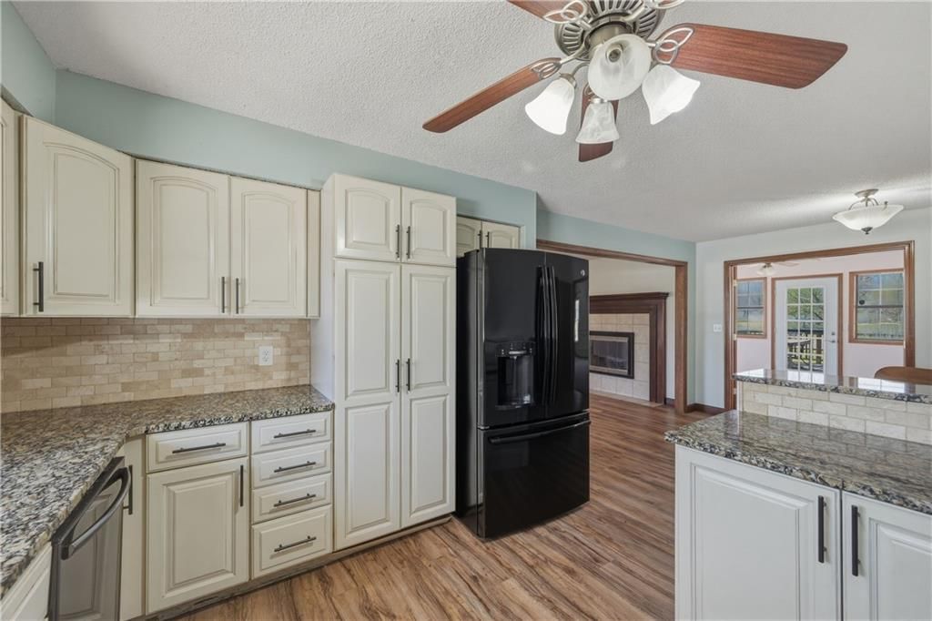 727 N Leonard Street — photo 32