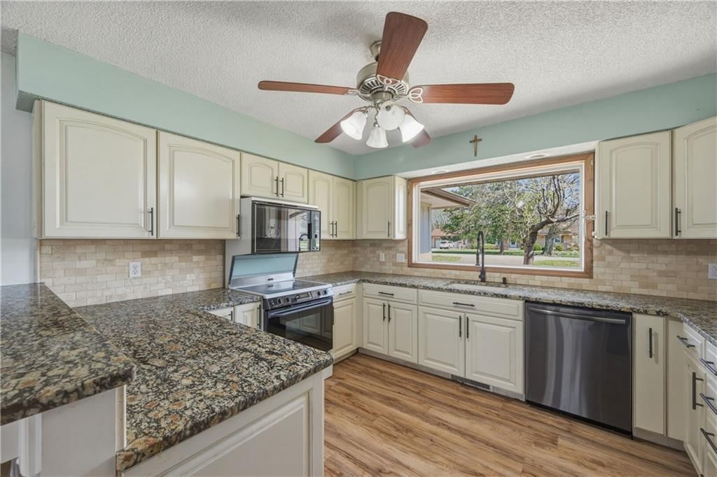 727 N Leonard Street — photo 33