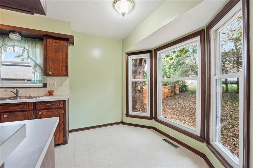Photo 10 of 35 - 4723 Cedar Avenue