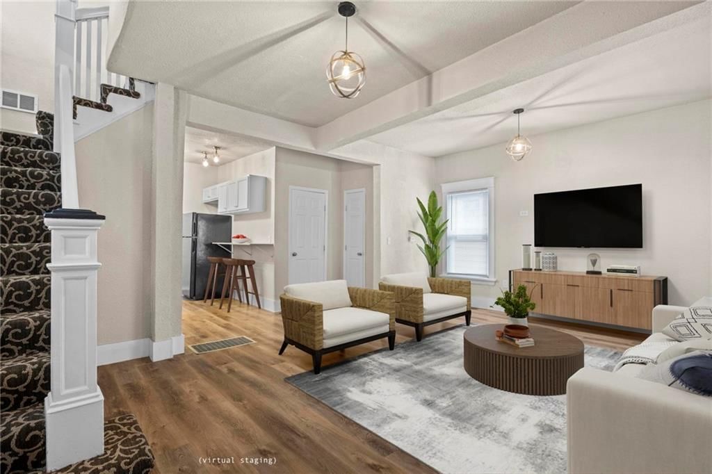2319 Norton Avenue — photo 3