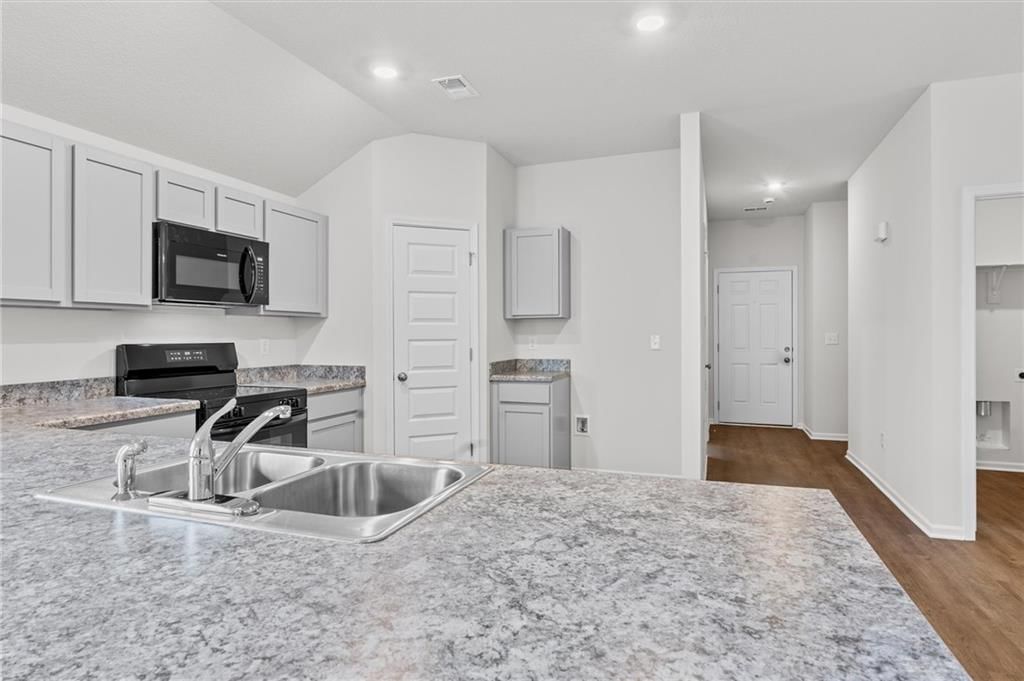 2288 Woodfield Drive — photo 9