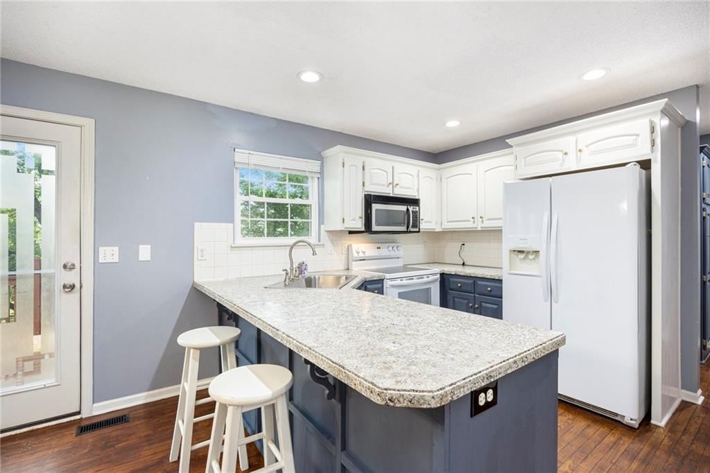 417 N Locust Street — photo 8