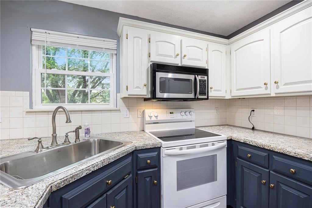 417 N Locust Street — photo 9