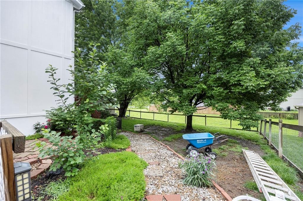 417 N Locust Street — photo 20