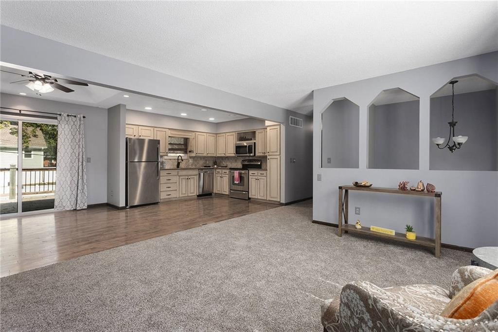 Photo 6 of 25 - 7937 N Forest Avenue