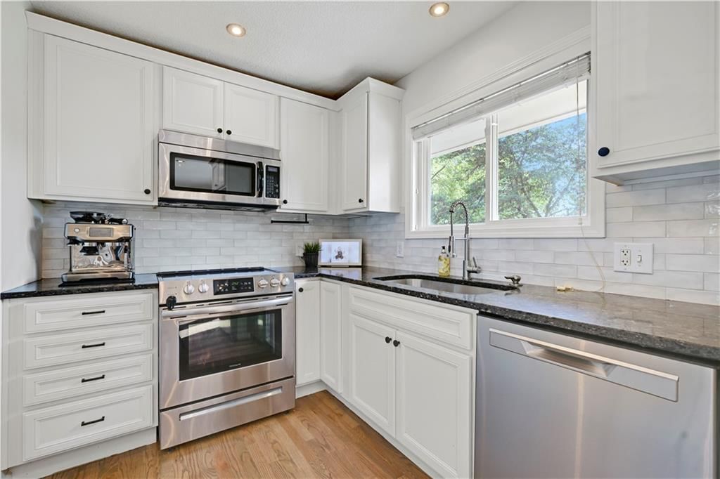 Photo 8 of 33 - 6411 W 77th Terrace
