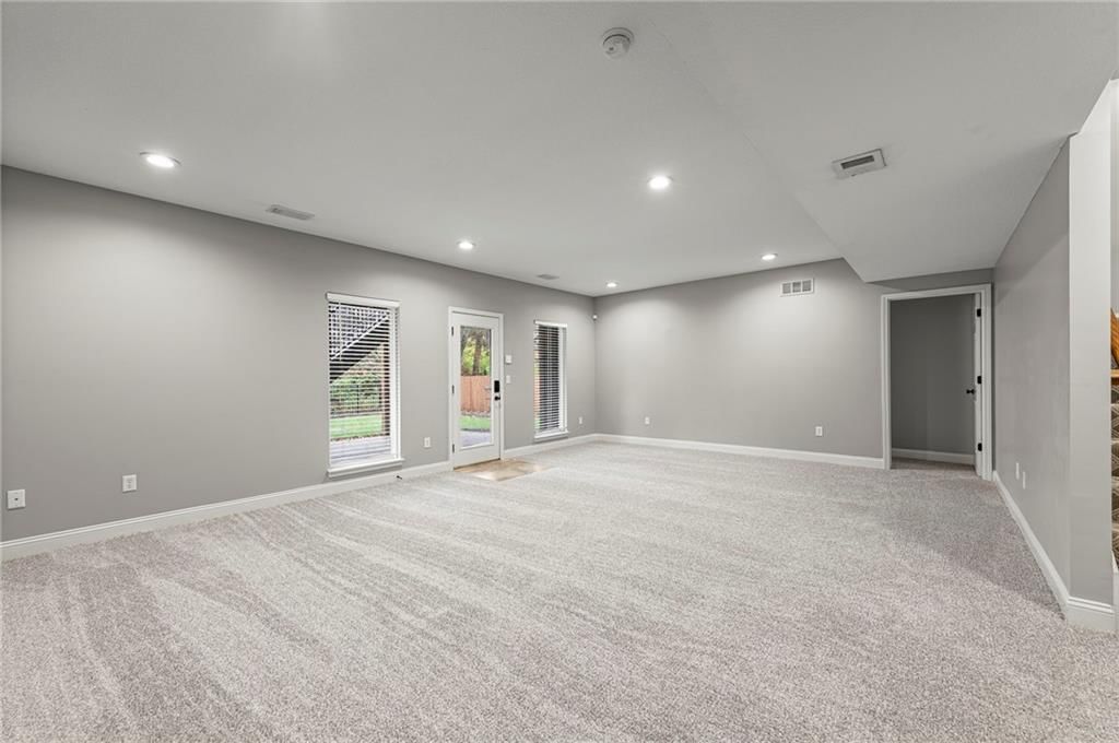 9605 N Adrian Avenue — photo 29