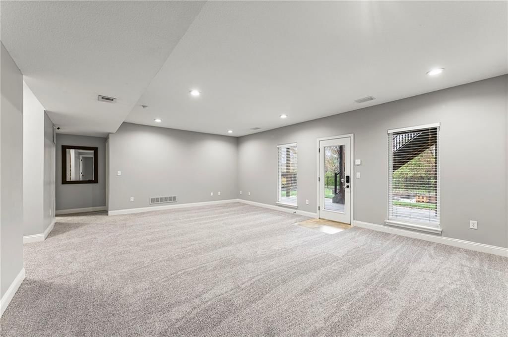 9605 N Adrian Avenue — photo 31