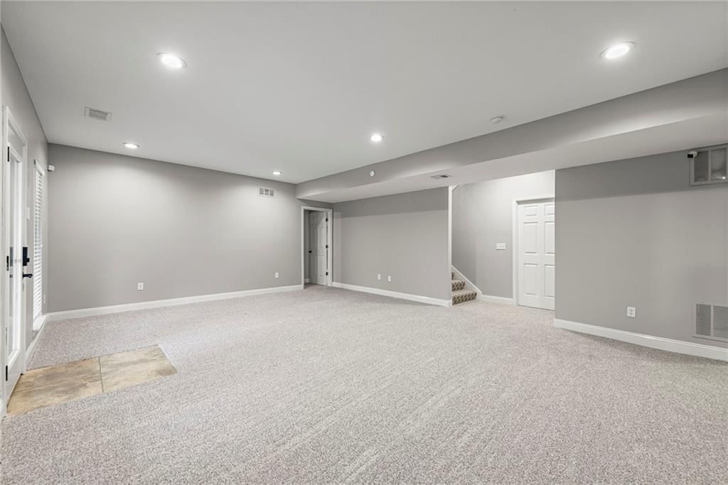 9605 N Adrian Avenue — photo 34