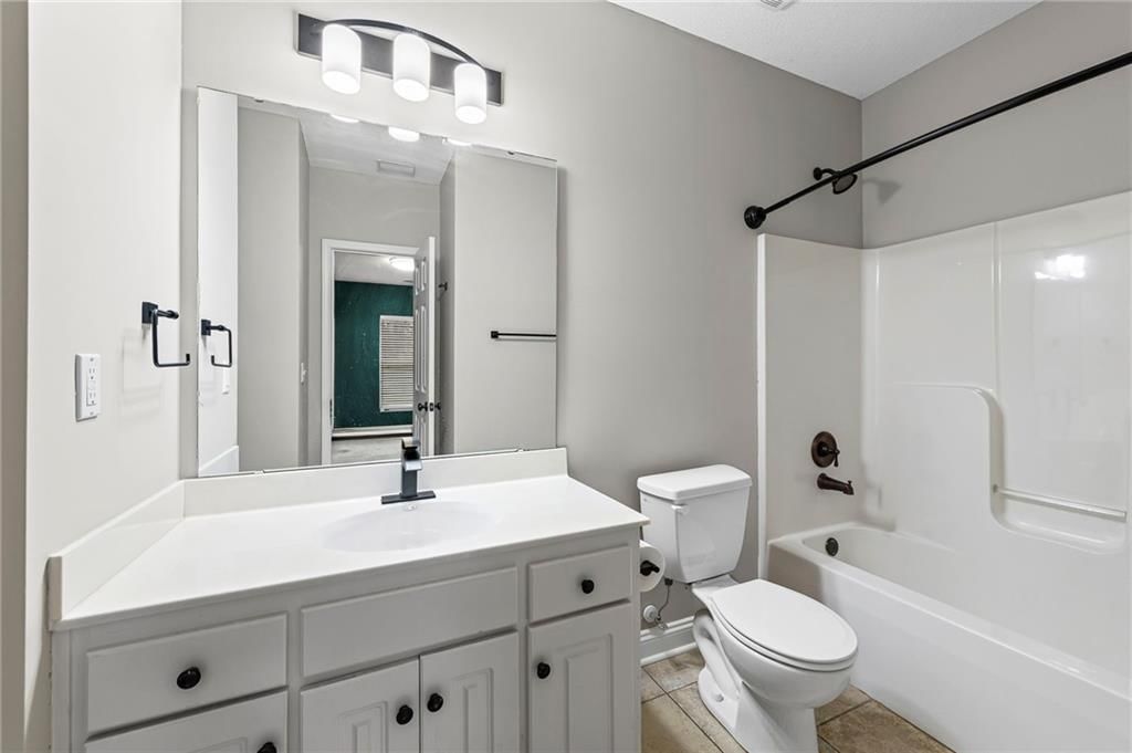 9605 N Adrian Avenue — photo 41