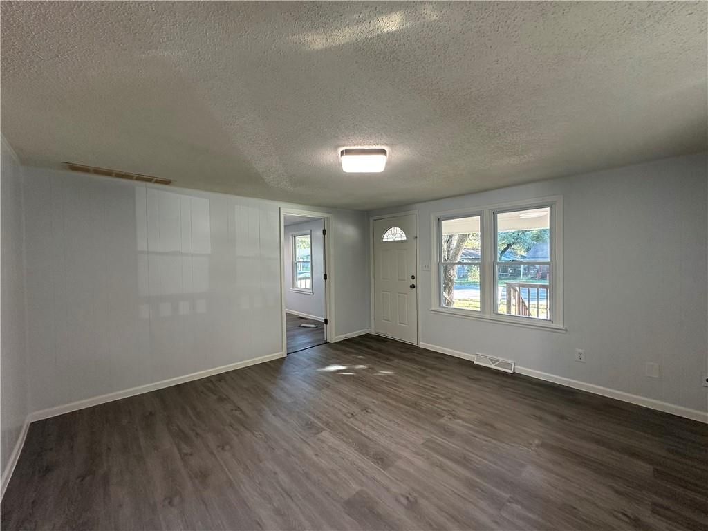 Photo 8 of 30 - 606 W South Street