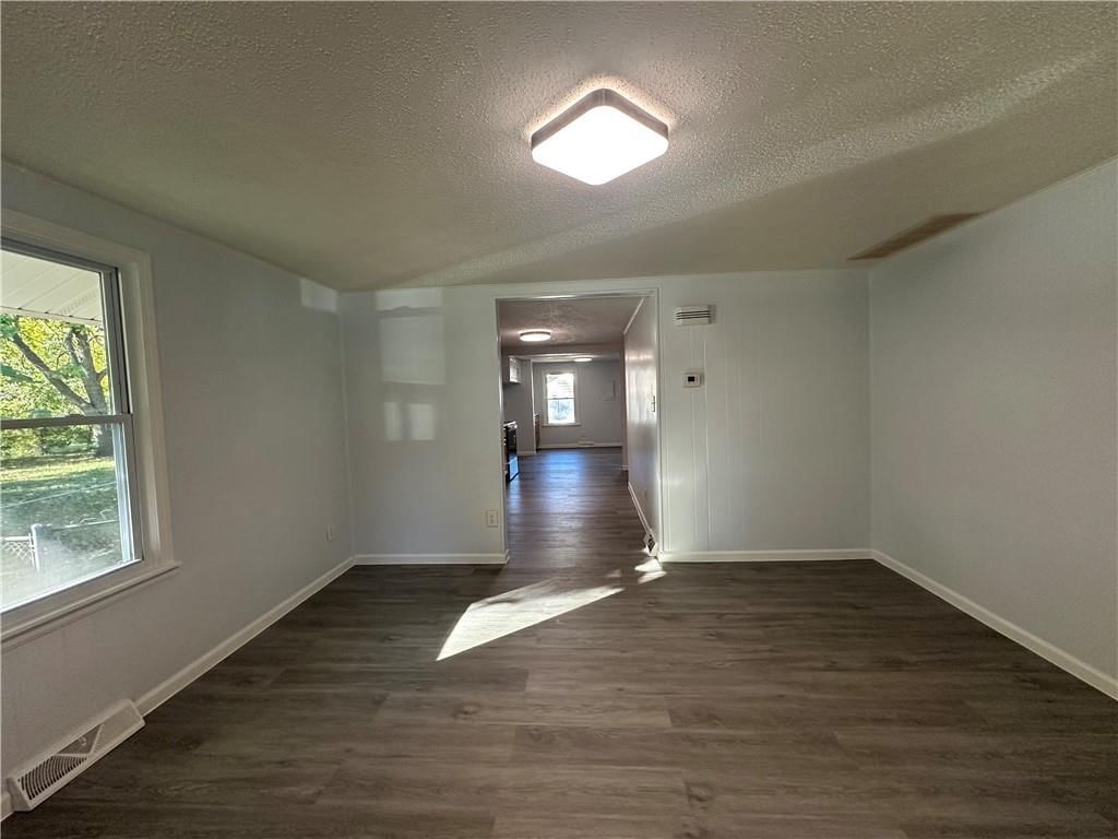 Photo 9 of 30 - 606 W South Street