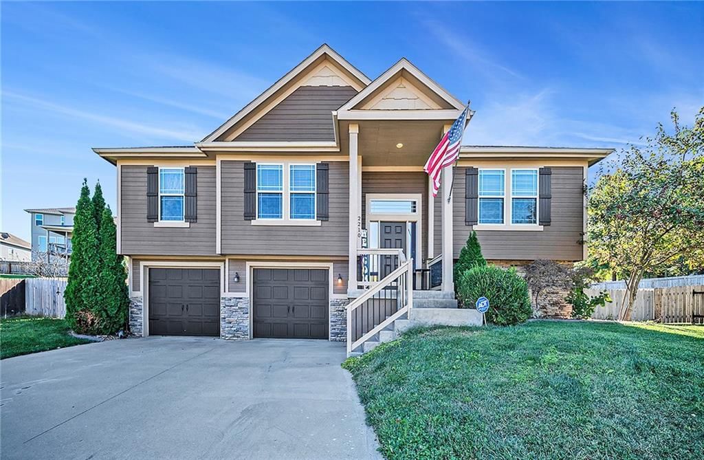 2210 NE Treetop Drive — photo 2