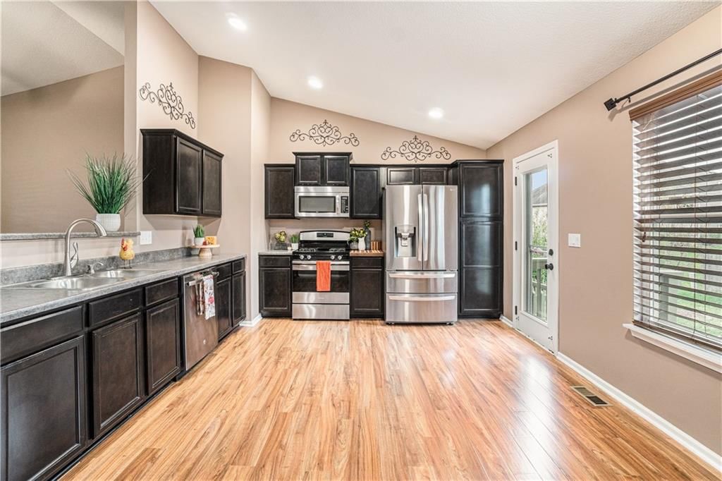 Photo 1 of 33 - 515 E LAKOTA Street