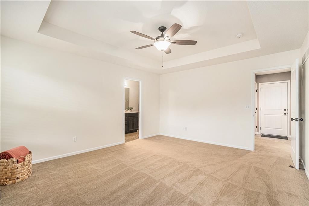 Photo 5 of 33 - 515 E LAKOTA Street