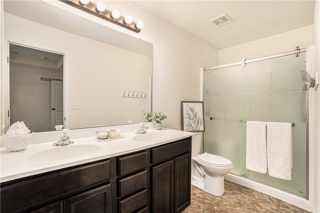 Photo 6 of 33 - 515 E LAKOTA Street