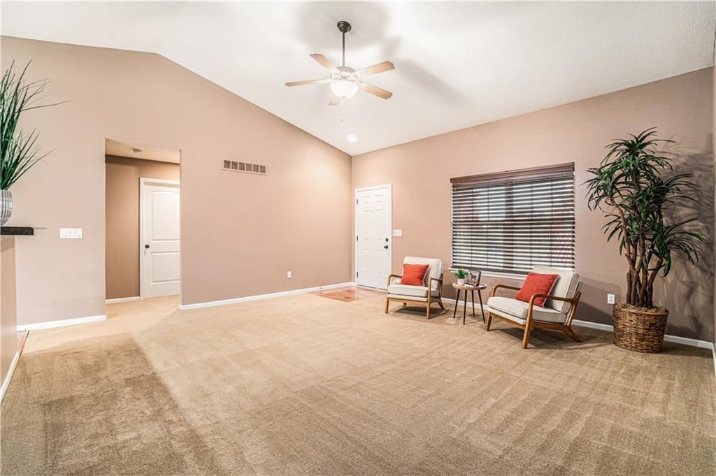 Photo 8 of 33 - 515 E LAKOTA Street