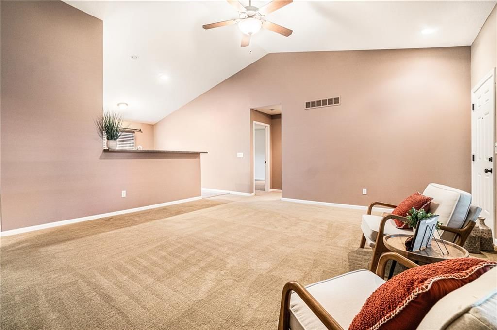 Photo 9 of 33 - 515 E LAKOTA Street