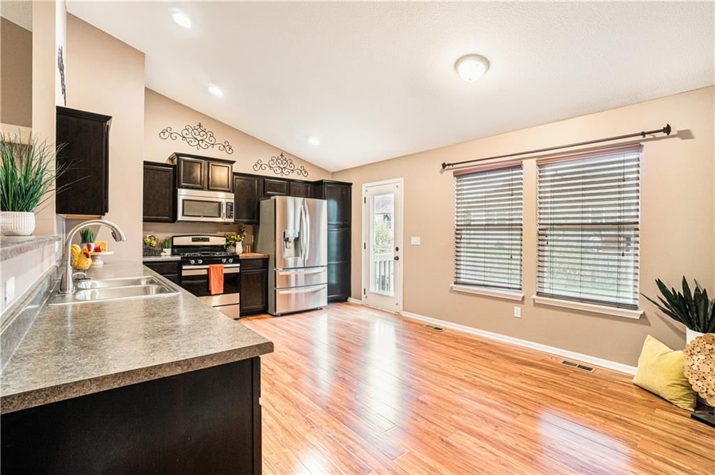 Photo 11 of 33 - 515 E LAKOTA Street