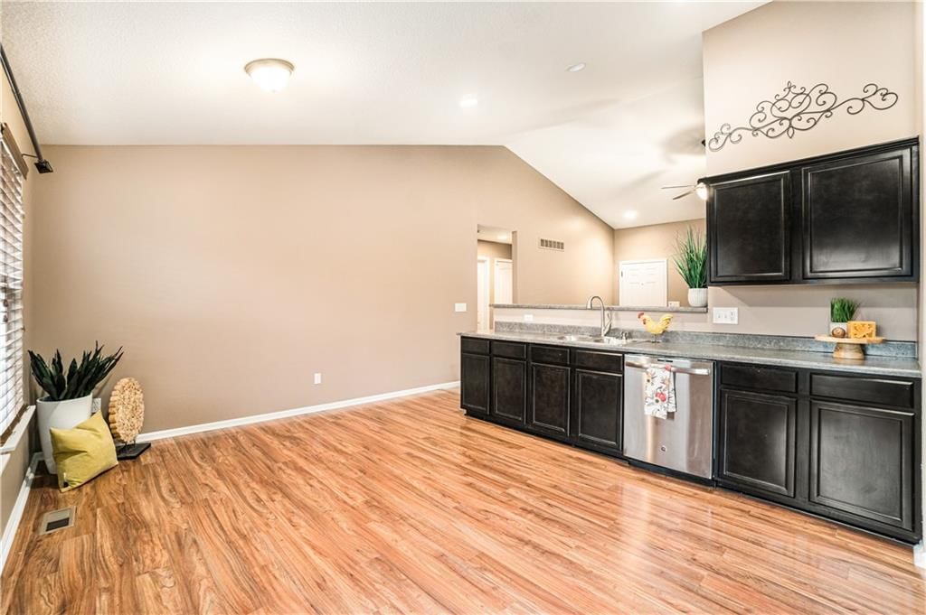 Photo 12 of 33 - 515 E LAKOTA Street