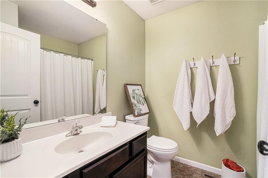 Photo 18 of 33 - 515 E LAKOTA Street