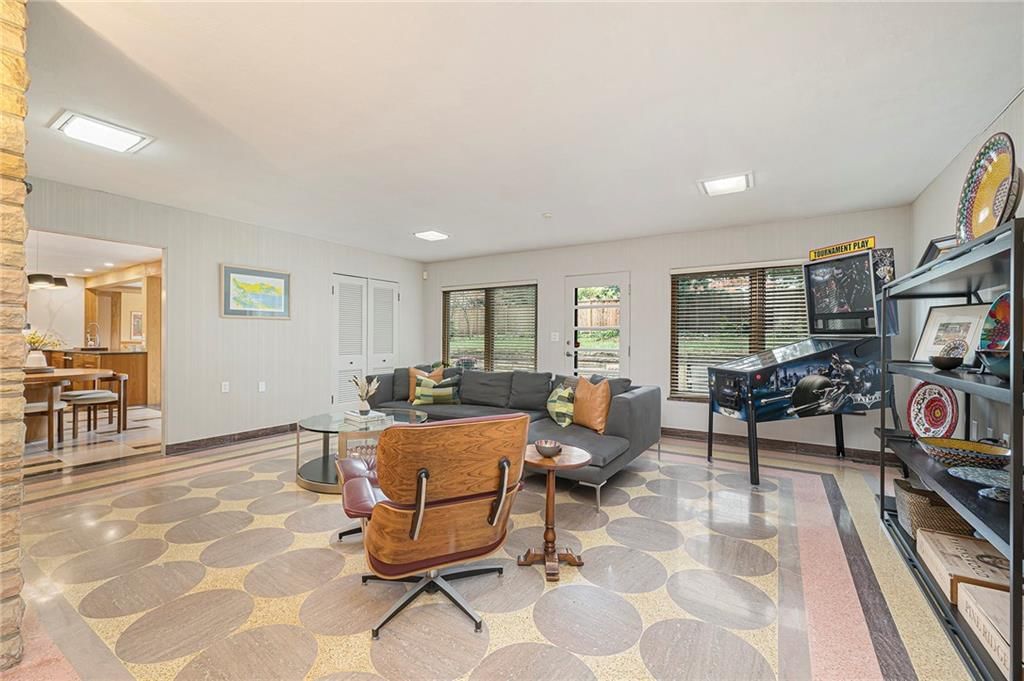 225 W 53rd Terrace — photo 8