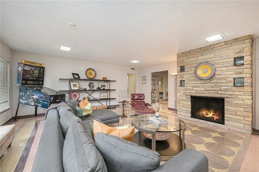 225 W 53rd Terrace — photo 9