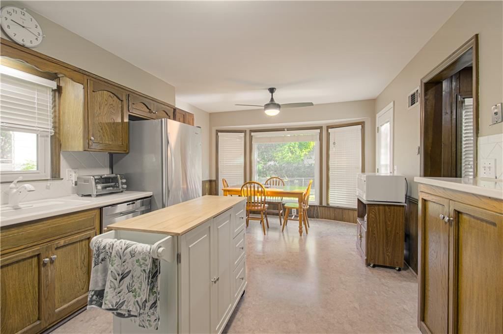Photo 8 of 22 - 9849 Glenwood Street