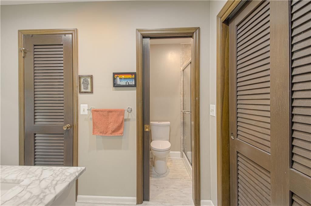 Photo 11 of 22 - 9849 Glenwood Street