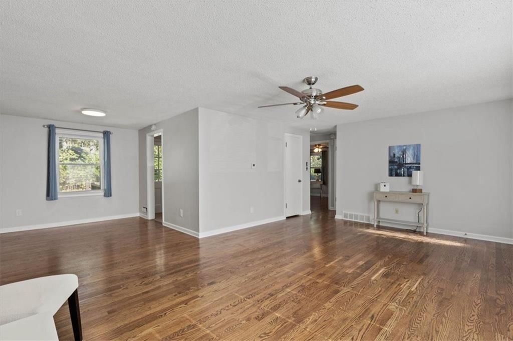 Photo 5 of 22 - 8808 W 81st Terrace