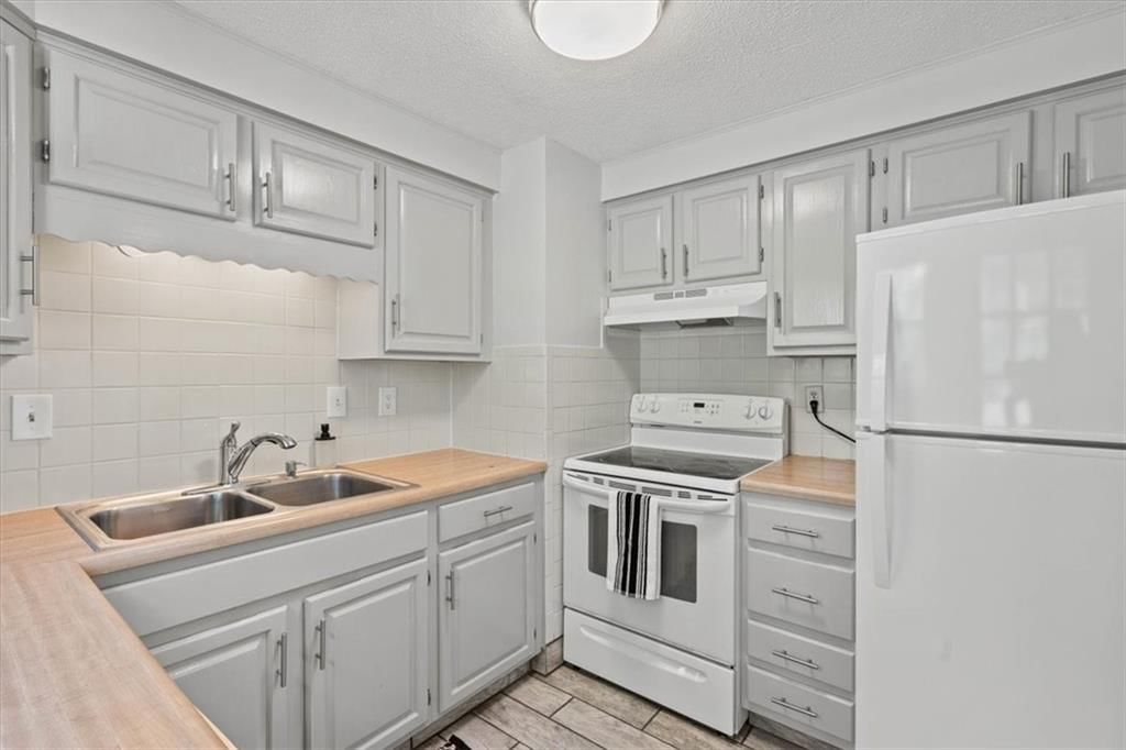 Photo 10 of 22 - 8808 W 81st Terrace