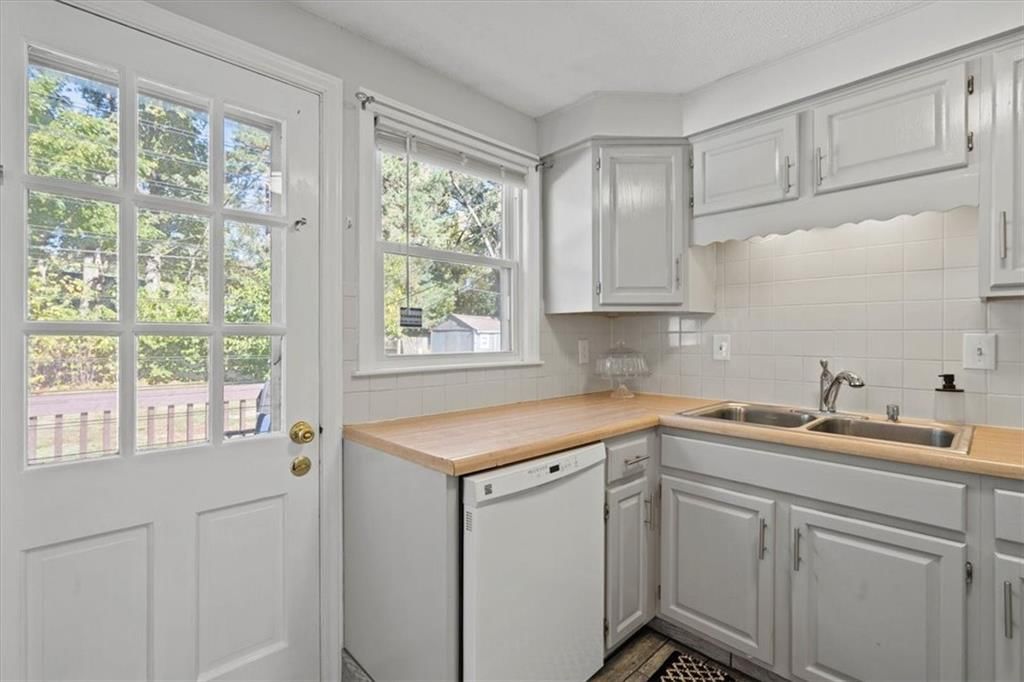 Photo 11 of 22 - 8808 W 81st Terrace