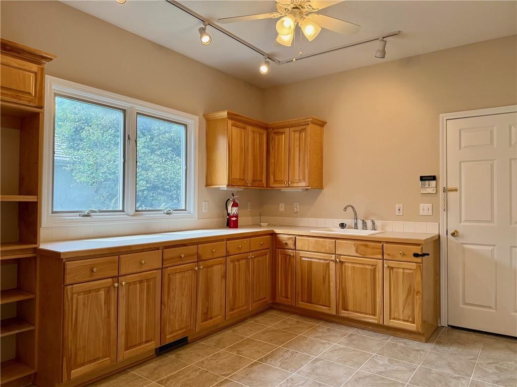 1564 Fountain Drive — photo 12