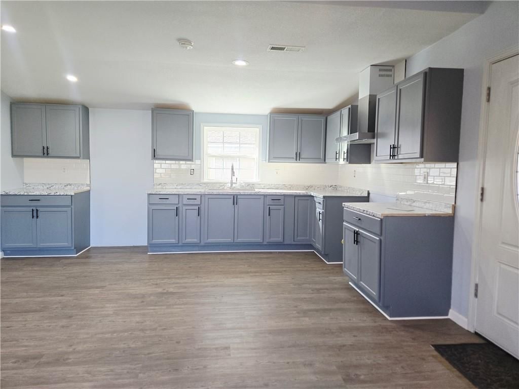 205 W 20th Street — photo 2