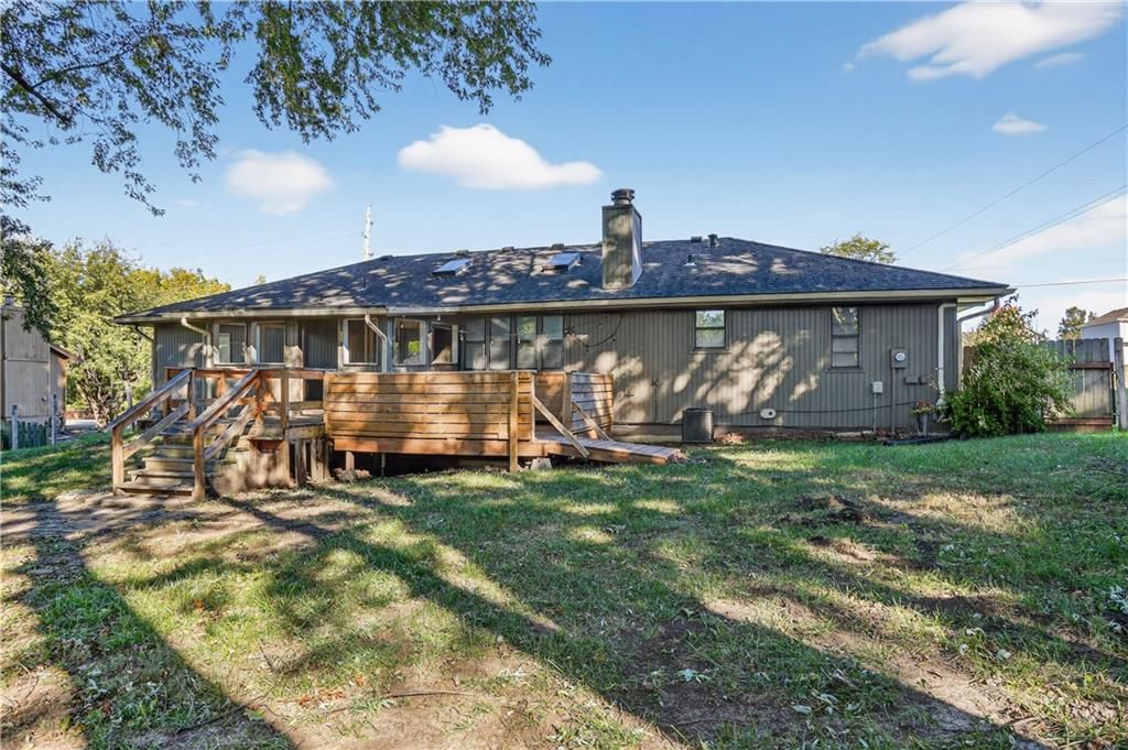 819 NE Cookingham Drive — photo 16