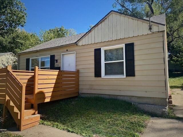 2913 S 52nd Street — photo 2