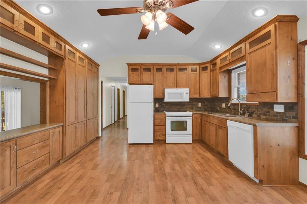 844 E 1st Street — photo 5