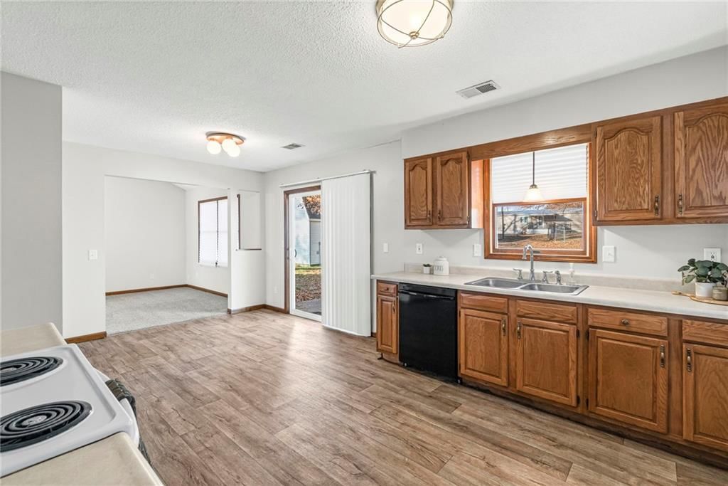 608 N Harrington Street — photo 10