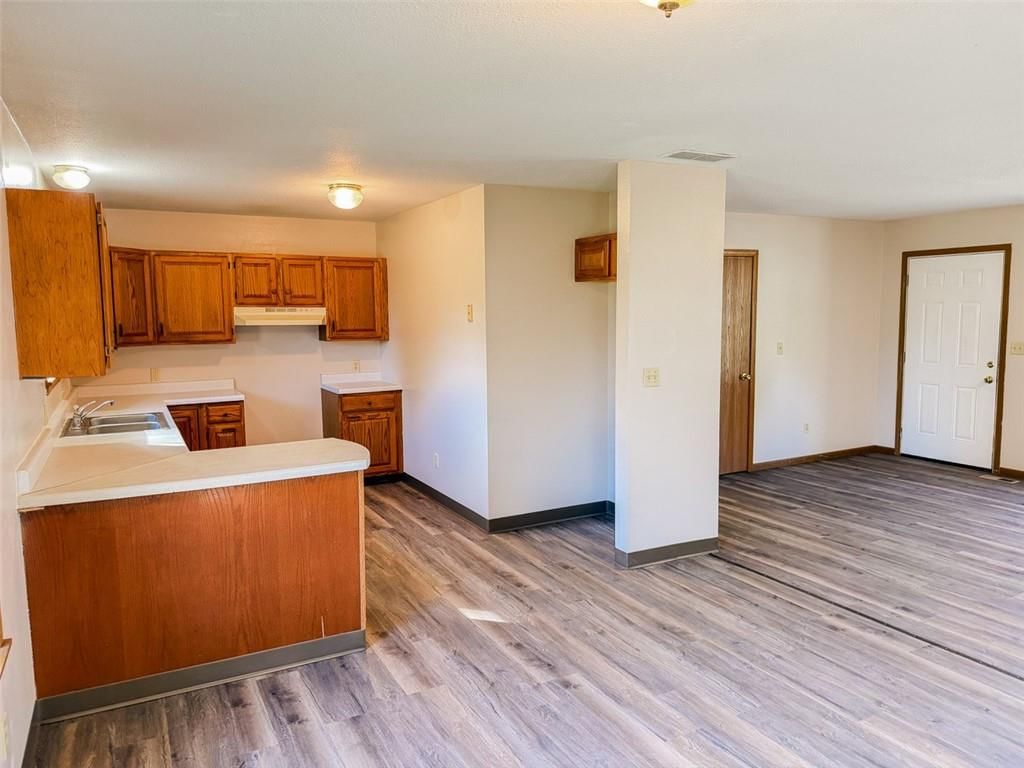 409 S May Street — photo 4