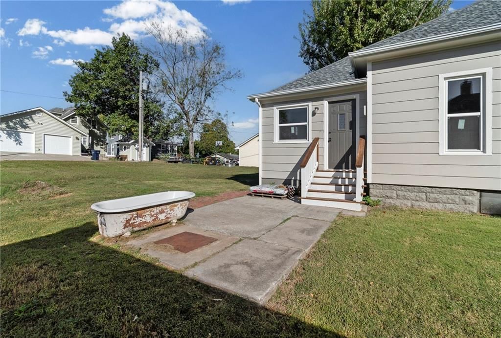 302 S Elm Street — photo 20