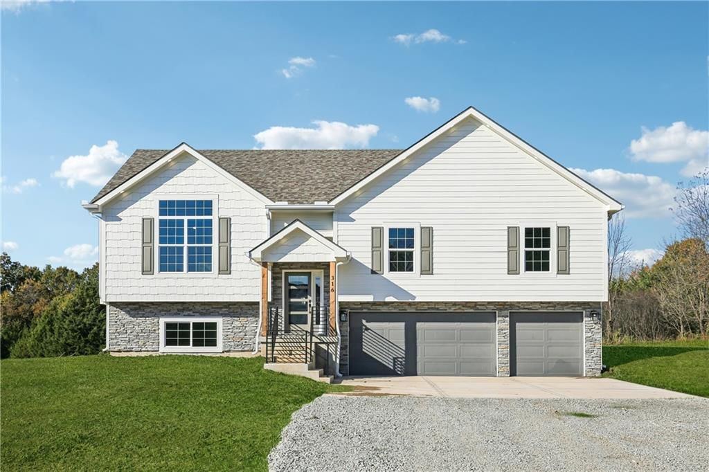 316 NE 51 Road, Warrensburg, MO