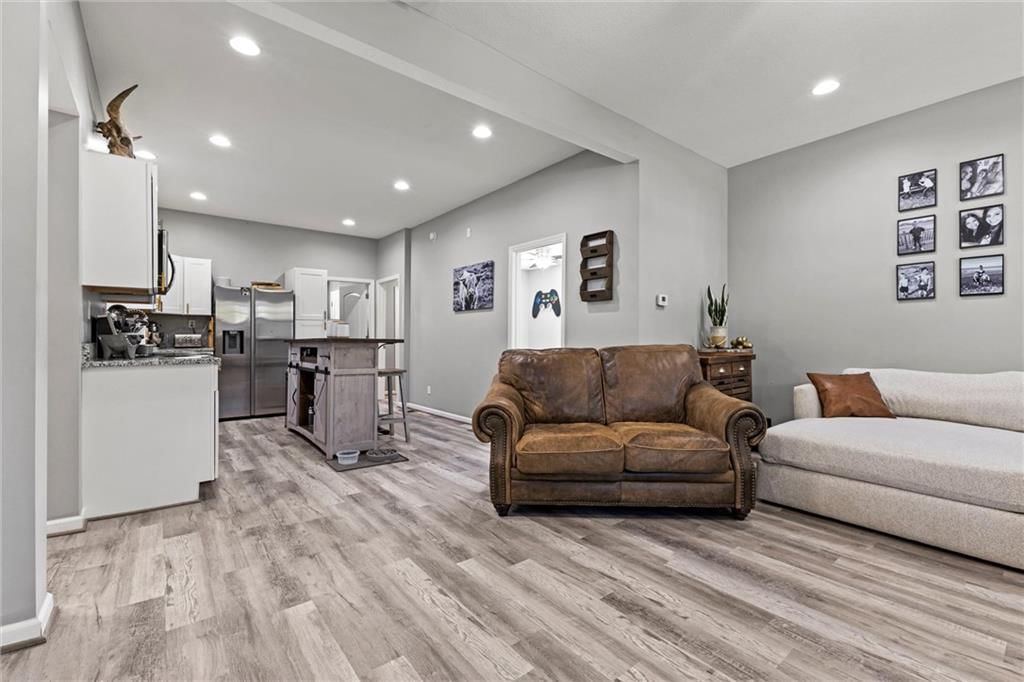 427 Allcutt Avenue — photo 8