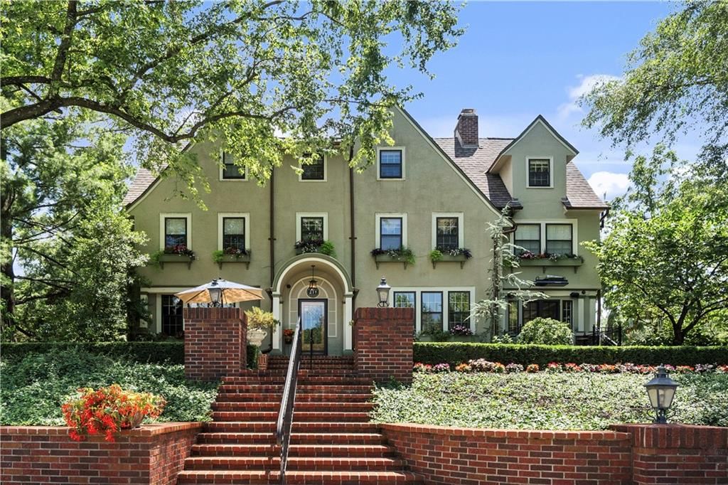 239 W 52nd Street, Kansas City, MO