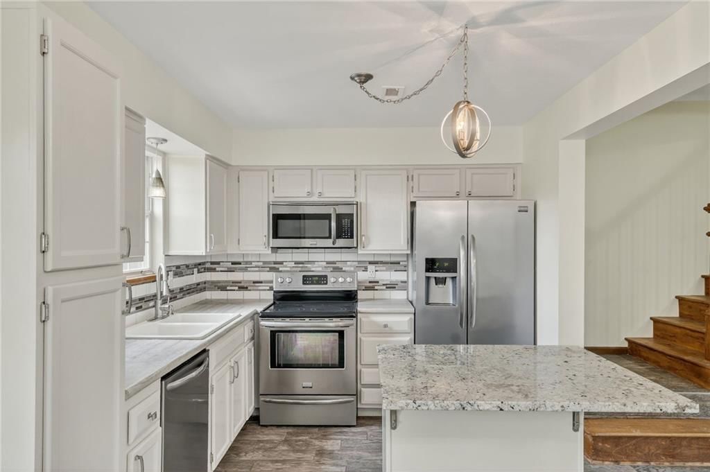 1389 NW Jefferson Court — photo 3