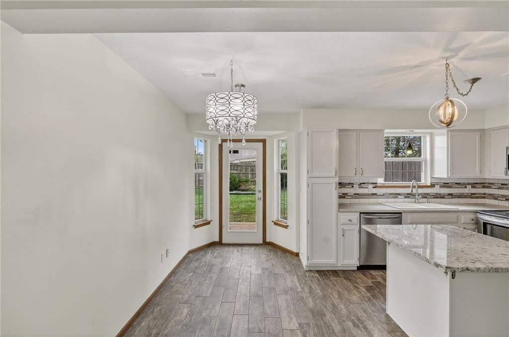 1389 NW Jefferson Court — photo 5