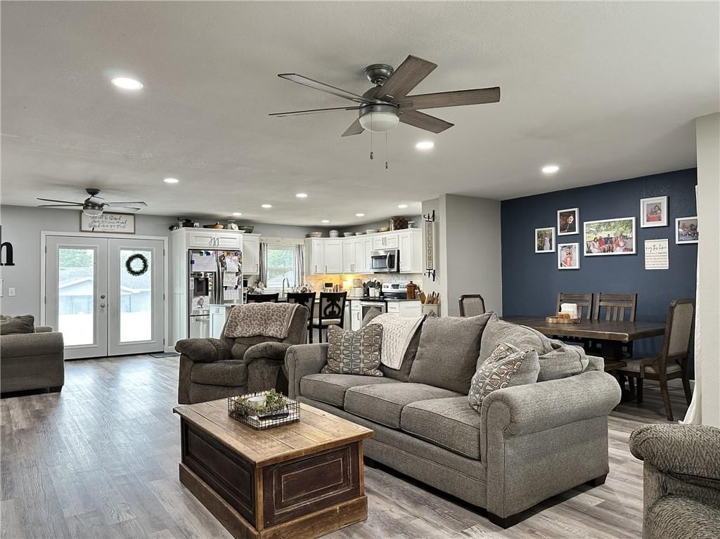 1712 Hillcrest Drive — photo 2