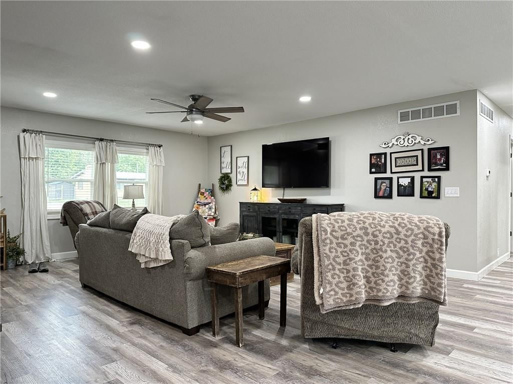 1712 Hillcrest Drive — photo 4